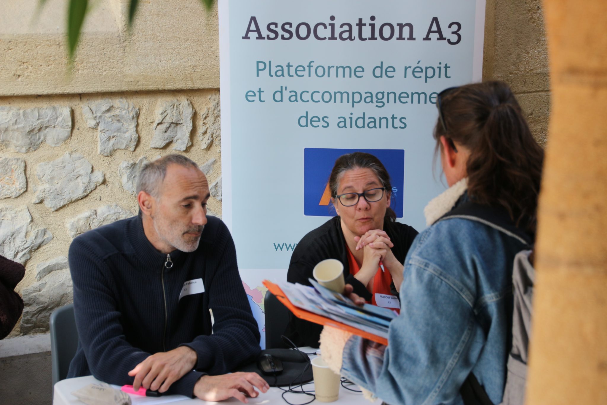 Photo stands de la rencontre Handicontacts du 16 avril 2024