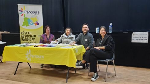 Photo stands de la rencontre Handicontacts du 12 décembre 2023 sur la culture et les loisirs, ouvert au public