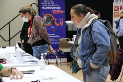 Photo stands de la rencontre Handicontacts du 12 décembre 2023 sur la culture et les loisirs, ouvert au public