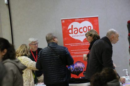 Photo stands de la rencontre Handicontacts du 12 décembre 2023 sur la culture et les loisirs, ouvert au public