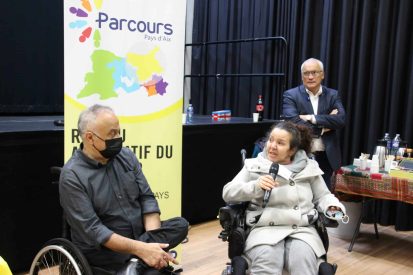 Photo stands de la rencontre Handicontacts du 12 décembre 2023 sur la culture et les loisirs, ouvert au public