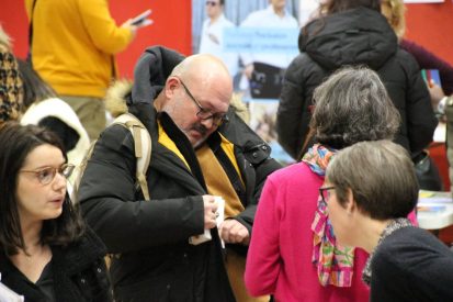 Photo stands de la rencontre Handicontacts du 12 décembre 2023 sur la culture et les loisirs, ouvert au public