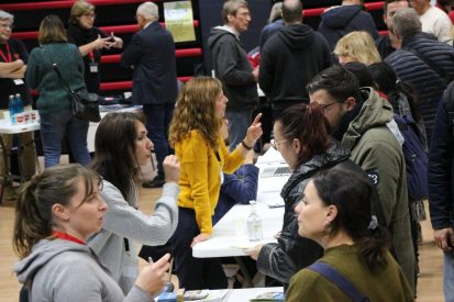 Photo stands de la rencontre Handicontacts du 12 décembre 2023 sur la culture et les loisirs, ouvert au public