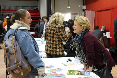 Photo stands de la rencontre Handicontacts du 12 décembre 2023 sur la culture et les loisirs, ouvert au public